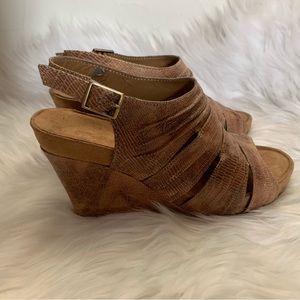 This AEROSOLES is very comfortable women's heel Sandal in Tan.